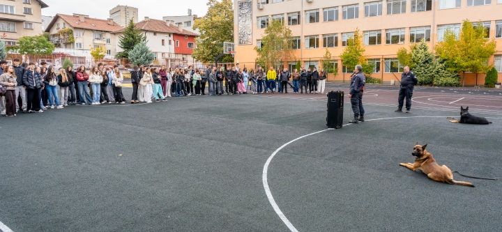 Демонстрация с полицейско куче за работата на специализираните полицейски сили